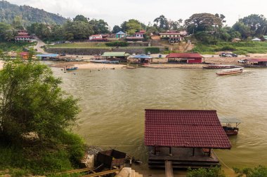 Kuala Tahan köyündeki Tembeling nehri manzarası, Taman Negara milli parkı, Malezya