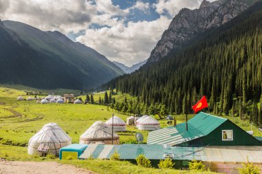 Kırgızistan, Altyn Arashan köyündeki Yurt kampları