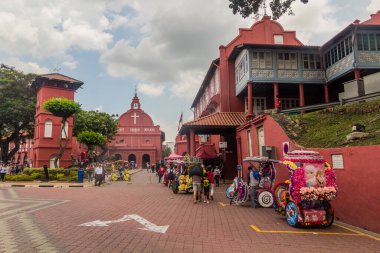 MALACCA, MALAYASIA - 19 Mart 2018: Malacca, Malezya 'daki Saat Kulesi, İsa Kilisesi ve Stadthuys (tarihi belediye binası), Malezya.