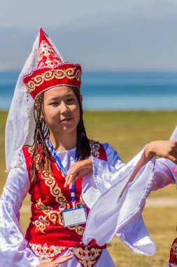 Song KOL, KYRGYZSTAN - 25 Temmuz 2018: Son Kol Gölü kıyılarında düzenlenen Ulusal At Oyunları Festivali 'nde geleneksel elbise giyen kız