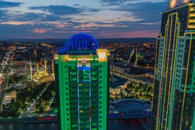 GROZNY, RUSSIA - 25 Haziran 2018: Grozny, Rusya 'nın gece hava görüntüsü