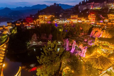 Furong Zhen şehri ve şelalesinin akşam manzarası, Hunan bölgesi, Çin