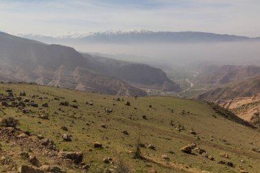 İran 'daki Alamut Vadisi' nin puslu manzarası