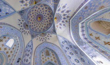 SHAHRISABZ, UZBEKISTAN: 29 Nisan 2018: Özbekistan 'daki Dorut Tilavat kompleksinde Şeyh Şemseddin Kulyal anıtının içi