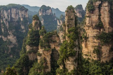Çin 'in Hunan eyaletindeki Zhangjiajie Ulusal Orman Parkı' ndaki Wulingyuan Manzarası ve Tarihi İlgi Alanı 'nın kaya oluşumları