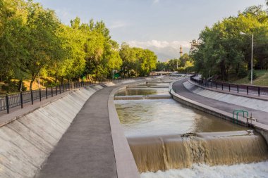 Kazakistan Almatı 'ndaki Esentai (Vesnovka) nehri