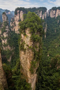 Çin 'in Hunan eyaletindeki Zhangjiajie Ulusal Orman Parkı' ndaki Wulingyuan Manzarası ve Tarihi İlgi Alanı 'ndaki Kum Taşı sütunları