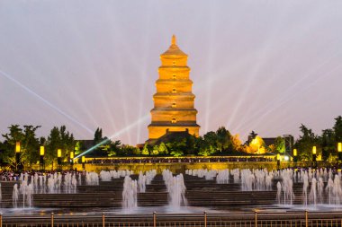 Çin, Xi 'an' daki Büyük Vahşi Kaz Pagoda 'nın önündeki çeşmeler.