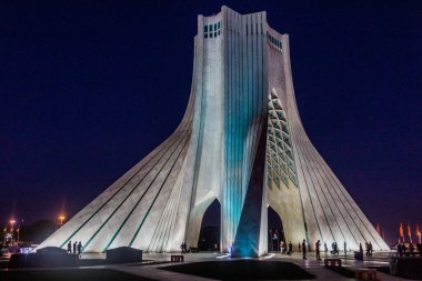 TEHRAN, İRAN - 2 Nisan 2018: İran 'ın Tahran kentindeki Azadi Kulesi' nin Akşam Görüşü