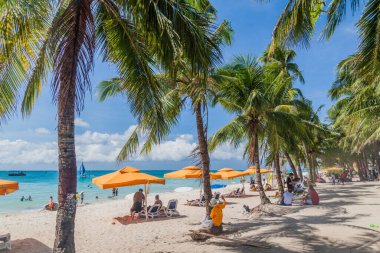 BORACAY, FİLİPPİNLER - 1 Şubat 2018: Turistler Filipinler 'in Boracay adasındaki White Beach' in tadını çıkarıyorlar