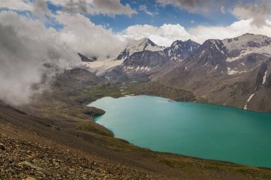 Kırgızistan 'daki Terskey Alatau dağlarında Ala-Kul Gölü