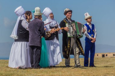 SONG KOL, KYRGYZSTAN - 25 Temmuz 2018: Son Kol Gölü kıyılarında düzenlenen Ulusal At Oyunları Festivali sırasında geleneksel müzik performansı