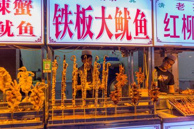 XI 'AN, ÇİN - 2 AĞUSTOS 2018: Xi' an, Çin 'deki Müslüman Mahallesi' nde deniz ürünleri tezgahı