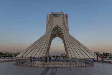 TEHRAN, İRAN - 2 Nisan 2018: İran 'ın Tahran kentindeki Azadi Kulesi' nin Akşam Görüşü