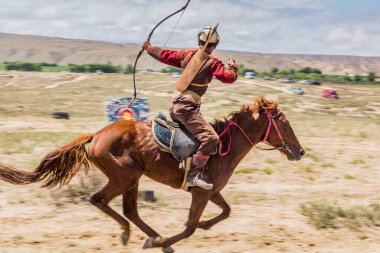 ISSYK KUL, KYRGYZSTAN - 15 Temmuz 2018: Kırgızistan 'daki Issyk Kul Gölü kıyısındaki Teskey Jeek Etnofestivali yerel okçusu