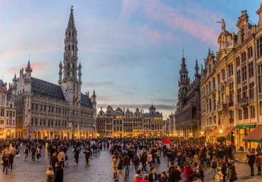 BRÜKSEL, BELGIUM - 3 Kasım 2018: Belçika 'nın başkenti Brüksel' deki Grand Place 'in (Grote Markt) akşam manzarası