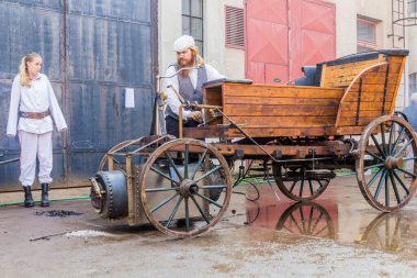 ZAMBERK, CZECHIA - 15 Eylül 2018: İnsan, Çekoslovakya 'nın Zamberk kentindeki Eski Makine ve Teknoloji Müzesi' nde (Muzeum starych stroju a technology) buharlı bir araba işletiyor.