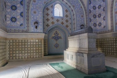 SHAHRISABZ, UZBEKISTAN: 29 Nisan 2018: Özbekistan 'daki Dorut Tilavat kompleksinde Şeyh Şemseddin Kulyal anıtının içi