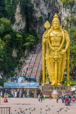 KUALA LUMPUR, MALAYISA - 30 Mart 2018: Lord Murugan Heykeli Kuala Lumpur, Malezya 'daki Batu mağaralarının girişinin önünde