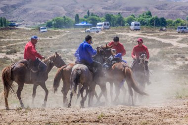 ISSYK KUL, KYRGYZSTAN - 15 Temmuz 2018: Kırgızistan 'daki Issyk Kul Gölü kıyısındaki Teskey Jeek Etnofestivali' nde geleneksel boru oyunları