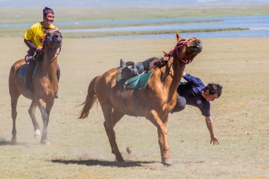 Song KOL, KYRGYZSTAN - 25 Temmuz 2018: Son Kol Gölü kıyılarında düzenlenen Ulusal At Oyunları Festivali 'nde at sırtından küçük nesneler seçildi