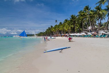 BORACAY, FİLİPPİNLER - 1 Şubat 2018: Boracay, Filipinler 'deki White Beach manzarası