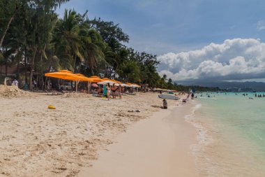 BORACAY, FİLİPPİNLER - 1 Şubat 2018: Turistler Filipinler 'in Boracay adasındaki White Beach' in tadını çıkarıyorlar