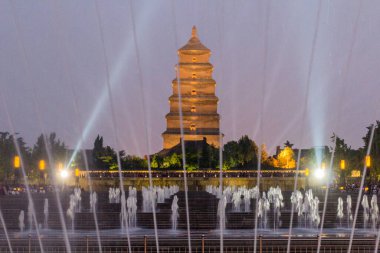 Çin, Xi 'an' daki Büyük Vahşi Kaz Pagoda 'nın önündeki çeşmeler.