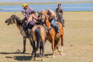 Song KOL, KYRGYZSTAN - 25 Temmuz 2018: Son Kol Gölü kıyılarındaki Ulusal At Oyunları Festivali 'nde At Sırtı Güreşi