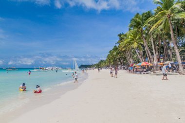 BORACAY, FİLİPPİNLER - 1 Şubat 2018: Boracay, Filipinler 'deki White Beach manzarası