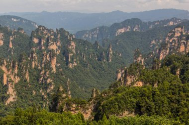 Çin 'in Hunan eyaletindeki Zhangjiajie Ulusal Orman Parkı' ndaki Wulingyuan Manzarası ve Tarihi İlgi Alanı