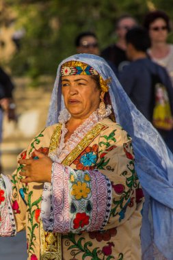 BÜKHARA, UZBEKISTAN - 30 Nisan 2018: Buhara, Özbekistan 'ın merkezinde geleneksel elbise giyen dansçı