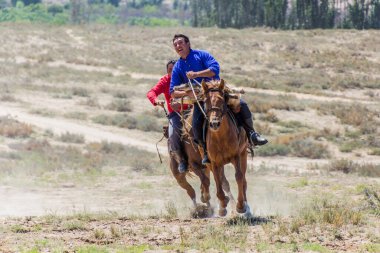 ISSYK KUL, KYRGYZSTAN - 15 Temmuz 2018: Kırgızistan 'daki Issyk Kul Gölü kıyısındaki Teskey Jeek Etnofestivali' nde geleneksel boru oyunları