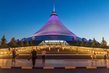 ASTANA, KAZAKHSTAN - 8 Temmuz 2018: Astana 'daki Khan Shatyr Eğlence Merkezi (şimdiki adıyla Nur-Sultan), Kazakistan' ın başkenti.