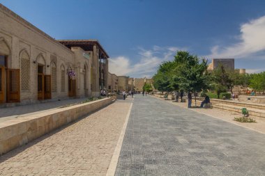 BÜKHARA, UZBEKISTAN - 1 Mayıs 2018: Bakhowuddin Nakshbandi Caddesi, Buhara, Özbekistan