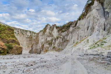 Filipinler 'deki Pinatubo volkanında Lahar çamur akıntısı kalıntıları
