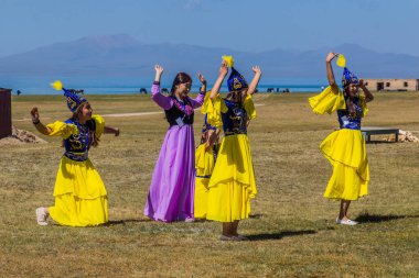 Song KOL, KYRGYZSTAN - 25 Temmuz 2018: Son Kol Gölü kıyılarında düzenlenen Ulusal At Oyunları Festivali sırasında geleneksel dans gösterisi