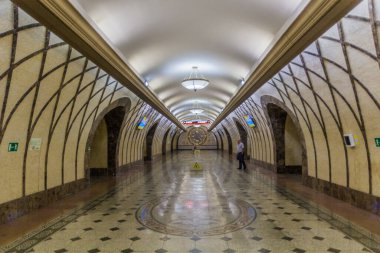 ALMATY, KAZAKHSTAN - 31 Temmuz 2018: Almaty 'deki bir metro istasyonunun içi.