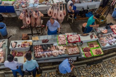 TASHKENT, UZBEKISTAN - 4 Mayıs 2018: Taşkent, Özbekistan 'daki Chorsu Çarşısı' nın Kasap tezgahları