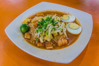 Mee Siyam, Singapur 'daki Chinatown Hawker Center' da yemek..