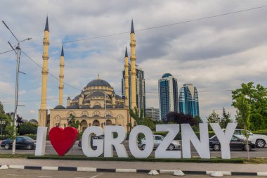 GROZNY, RUSSIA - 25 Haziran 2018: Akhmad Kadyrov Camii (resmi adıyla Çeçenistan 'ın Kalbi) Grozny, Rusya' daki I Love Grozny harflerinin arkasındaki isim.