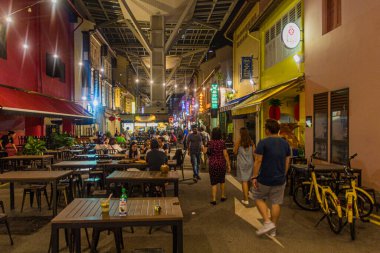 SINGAPORE, SINGAPORE - 10 Mart 2018: Singapur 'daki Chinatown Food Street (Smith Caddesi)