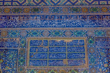 SAMARKAND, UZBEKISTAN: 28 Nisan 2018 Sher Dor Madrasa 'nın Semerkant, Özbekistan' daki duvarlarında Arapça metinler