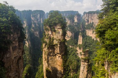 Çin 'in Hunan eyaletindeki Zhangjiajie Ulusal Orman Parkı' ndaki Wulingyuan Manzarası ve Tarihi İlgi Alanı 'nın Rocky manzarası