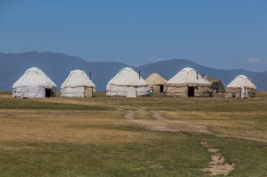 Kırgızistan 'ın Son Kol Gölü kıyısında Yurt Kampı