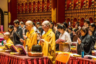 SINGAPORE, ŞARKI - 12 Mart 2018: Singapur 'un Çin Mahallesi' ndeki Buda Dişi Kalıntısı Tapınağı 'nda ayin