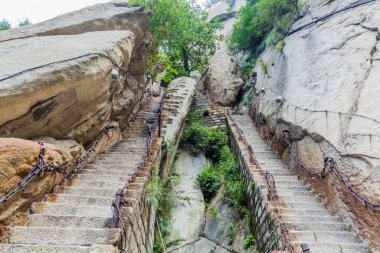 Hua Shan Dağı 'nın zirvesine çıkan merdivenler, Çin