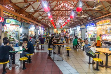 SINGAPORE, SINGAPORE - 12 Mart 2018: Maxwell Gıda Merkezi, Singapur 'daki Chinatown Hawker Center.