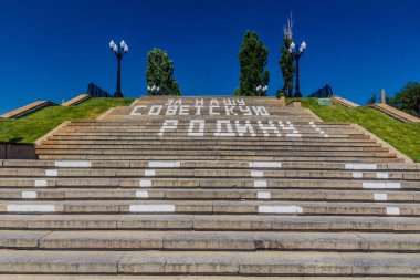 Stalingrad Savaşı anısına Volgograd, Rusya 'daki Mamayev Tepesi' nde anıt kompleksine giden adımlar. Mesaj diyor ki: 