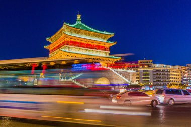 Çin, Xi 'an' daki Çan Kulesi 'nin çevresindeki trafiğin akşam görüntüsü